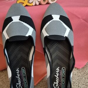 NEVER WORN SIZE 6.. GOOD CONDITION!! Skechers Black & White Slip-On Knit Flats